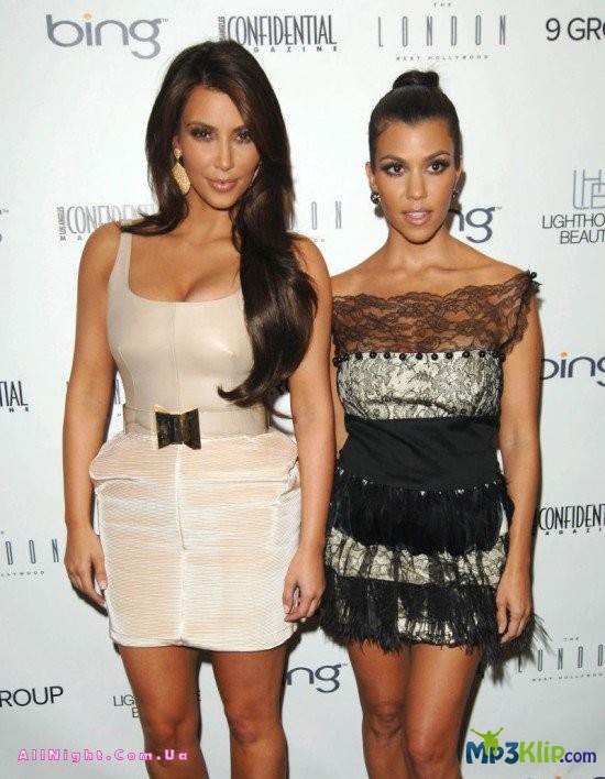 Ким Кардашиан в модном платье (10 фото)