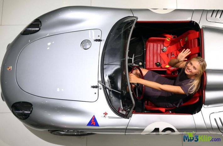 Мария Шарапова в музее Porsche в Штутгарте