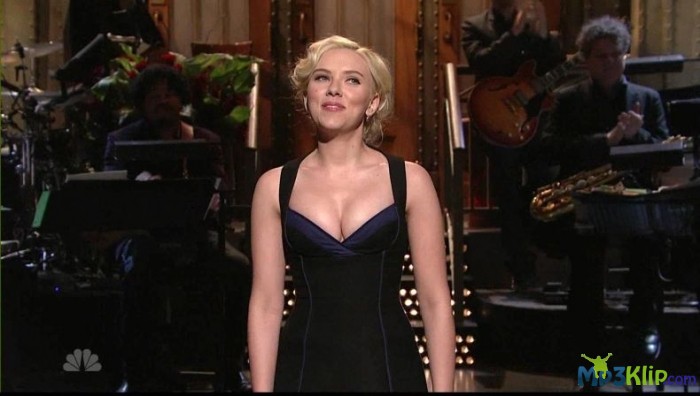 Скарлетт Йоханссон на SNL. Классное декольте ;)