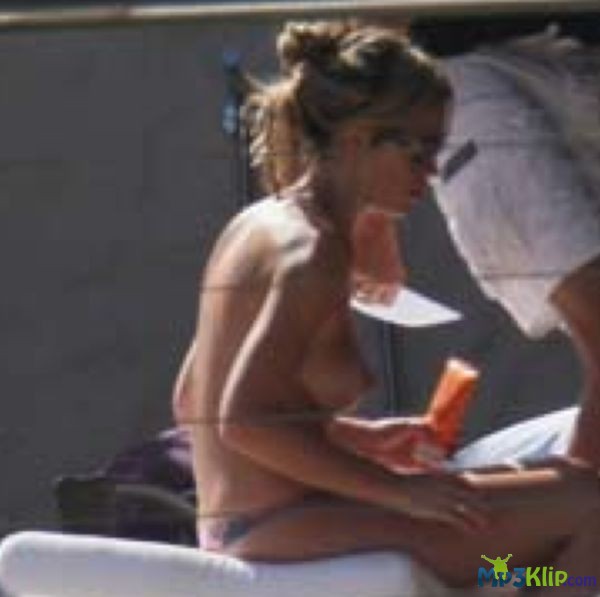 Эбигейл Клэнси (Abigail Clancy) - английская модель и девушка футболиста Питера Крауча топлесс