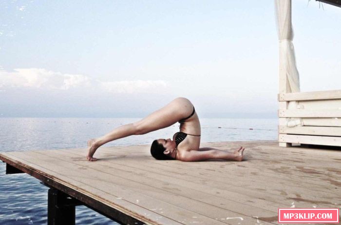 Даша Астафьева занимается йогой (9 фото)