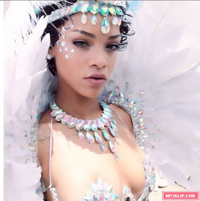 Рианна в сексуальном наряде