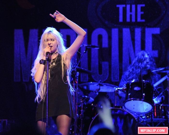 Тейлор Момсен на сцене (9 Фото)