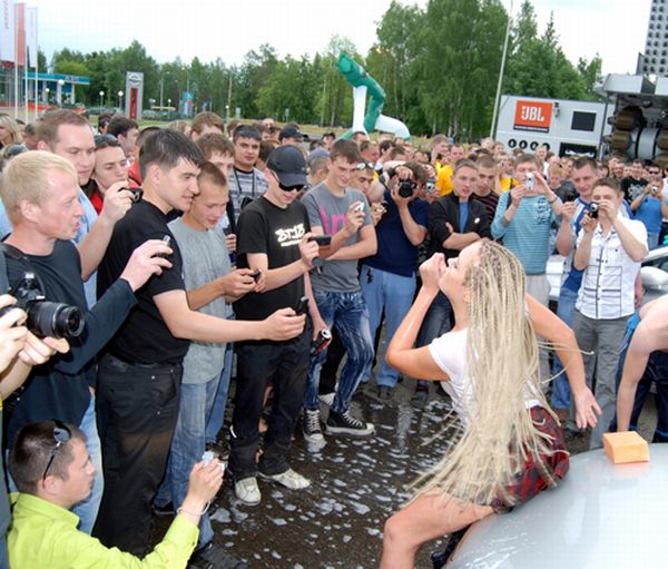 Автомойка в бикини в Ижевске