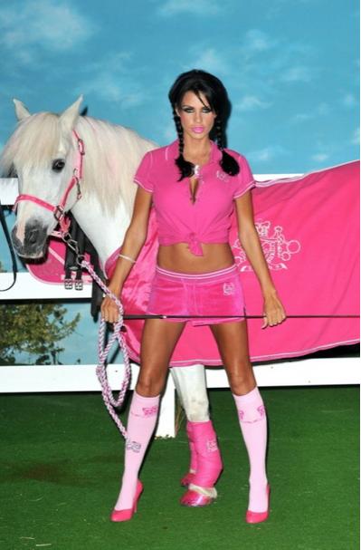 Кети Прайс (Katie Price) представила одежду для лошадей