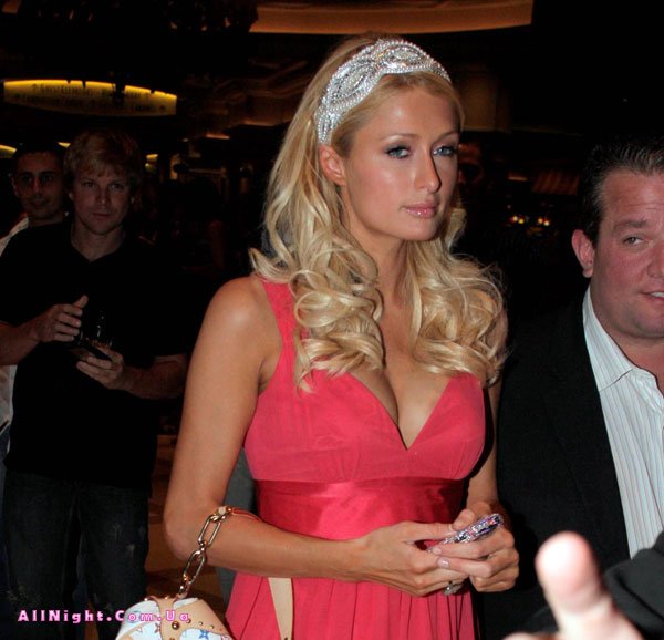 Пэрис Хилтон в ресторане (9 Фото)