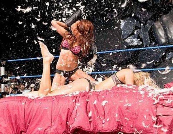 Симпатичные девушки дерутся подушками