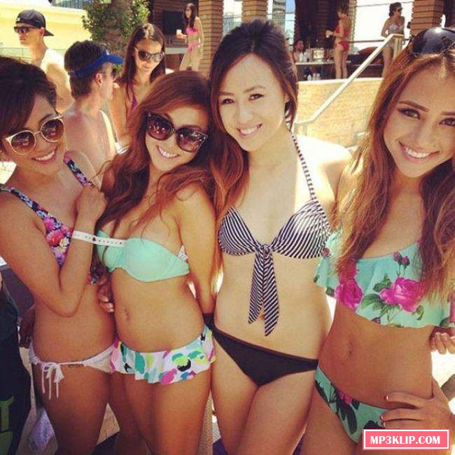 Девушки в бикини