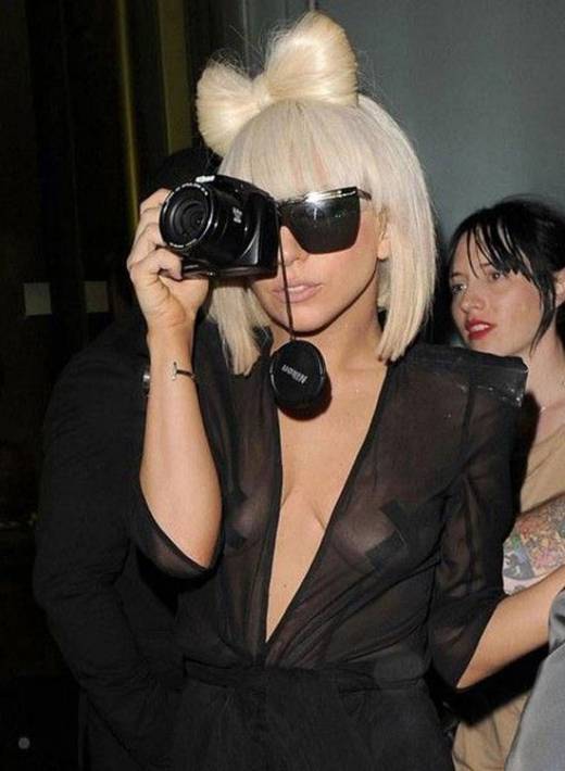 Откровенные фото Lady GaGa гуляет в очень откровенном прикиде