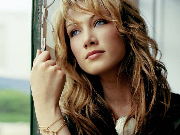 delta goodrem, крестик, окно, взгляд   - Фото обои