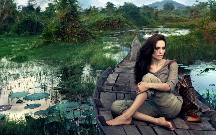 angelina jolie, сидит, лодка, болота   - Обои