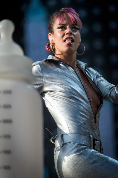 Lily Allen – Nipslip Candids at V Festival