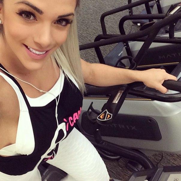 Бразильская фитоняшка и модель Roberta Zuniga