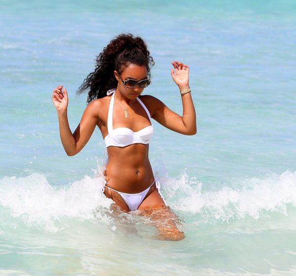 Ли Энн Пиннок (Leigh-Anne Pinnock) в белом бикини на пляже Барбадоса