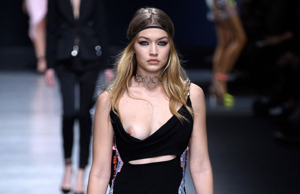 Джиджи Хадид (Gigi Hadid) с голой грудью на показе Versace в Милане