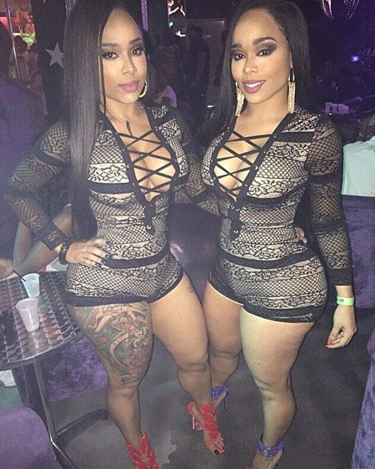 Близняшки сделали себе одинаковые жопы и бюсты