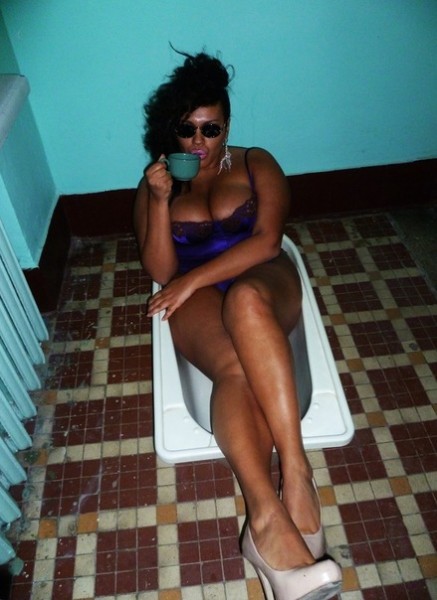 Селфи баб из туалета