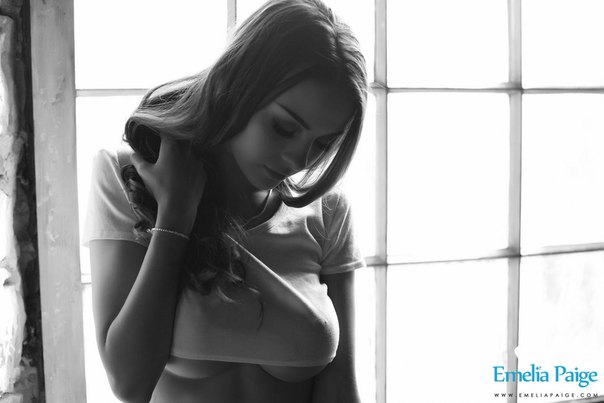 Emelia Paige в черно-белых фото