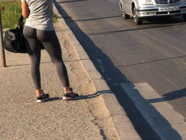 Сексуальные девчонки в спортивных штанишках