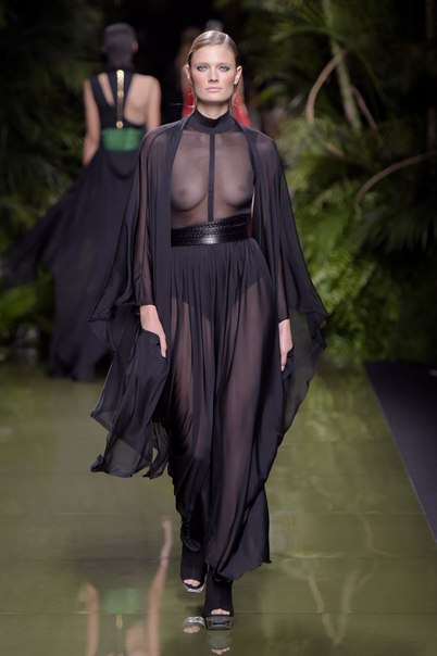 Мадам в черном - Констанс Яблонски  на показе новой коллекции Balmain