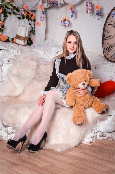Продолжение школьной темы с короткими юбками