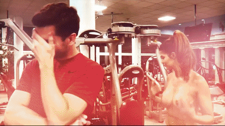 Микаэла Шефер топлес в спортзале