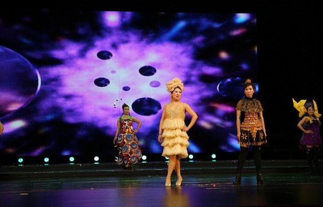 Китайская пенсионерка сшила себе платье из презервативов