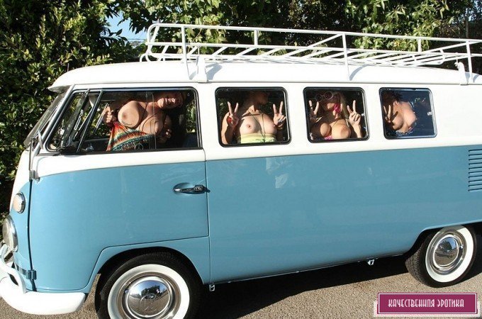 Голые сиськи в автобусе.