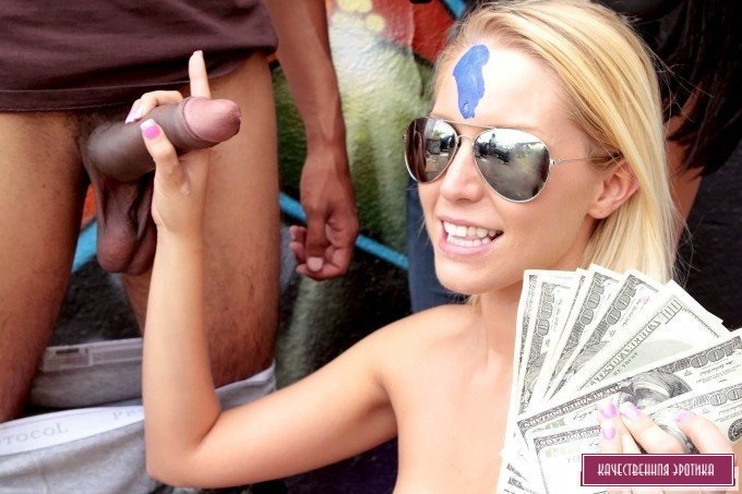 Баба заработала за сосание члена.