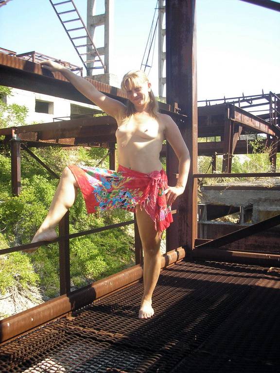 Шалава позирует на стройке