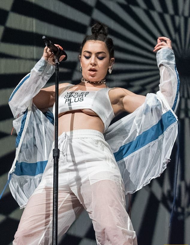 Певица Charli XCX обнажила женскую грудь во время выступления