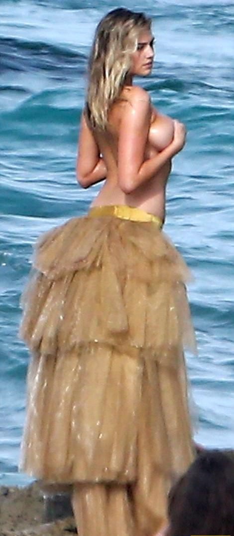Секс-бомба Kate Upton упала в воду во время фотосессии топлесс на пляже