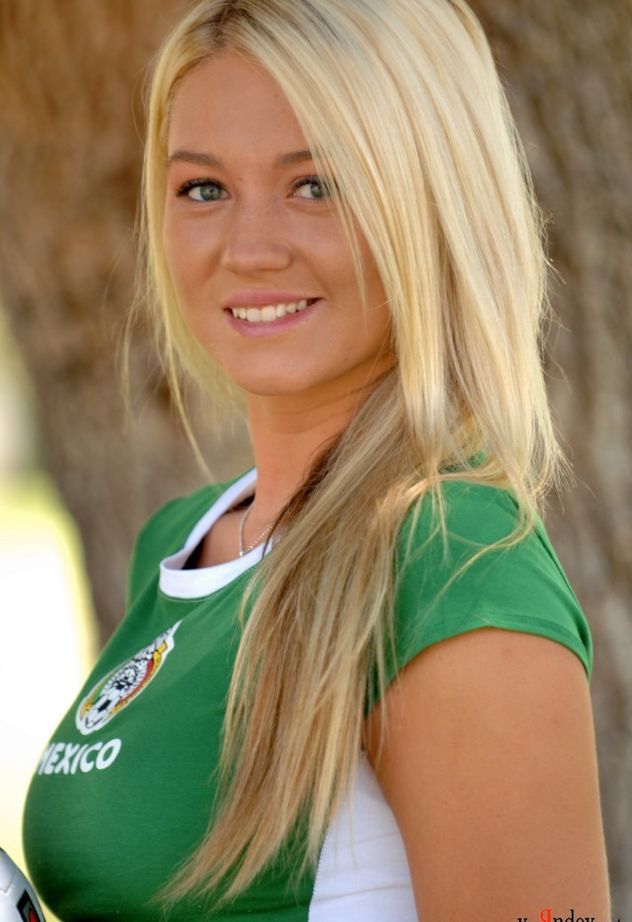 Alison Angel тренируется голышом