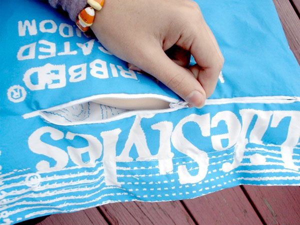 Подушечка и спальный мешок в виде презерватива