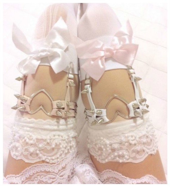 Шикарно эротические чулочки на ногах