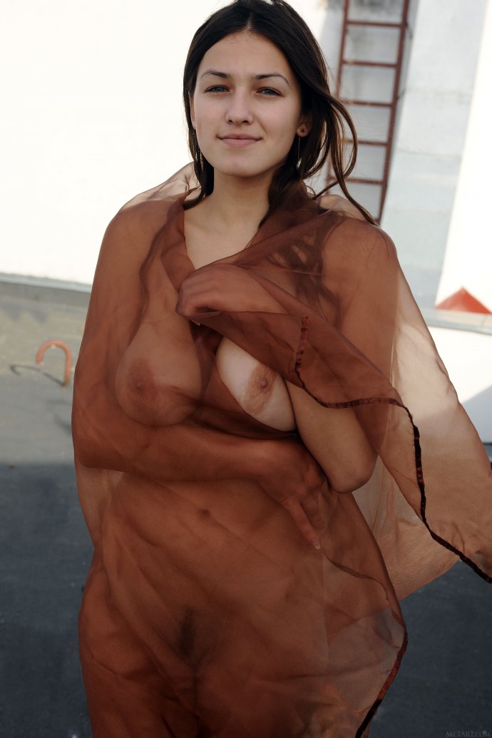 Армянская женщина голая на крыше дома