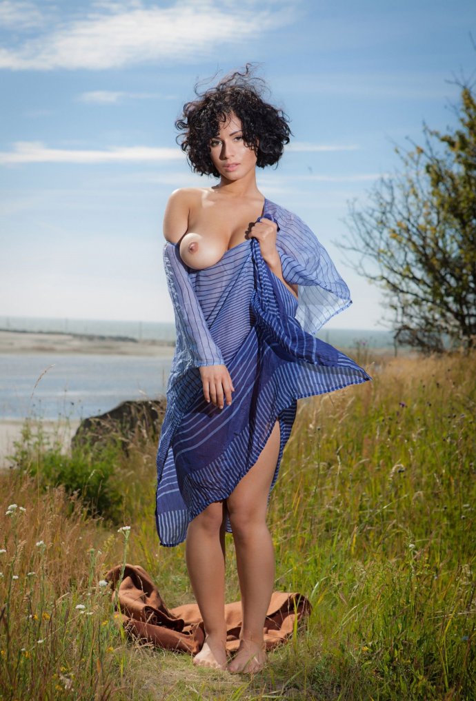 Пэмми Ли с голой жопой на природе