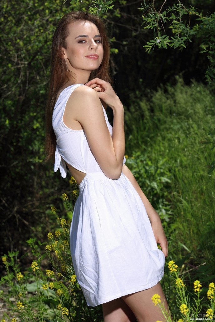 Голая женщина в лесу фото