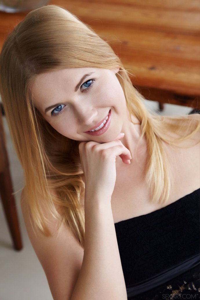 Violette Pink без трусов, 12 photos