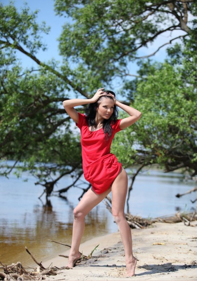 Emma на берегу реки