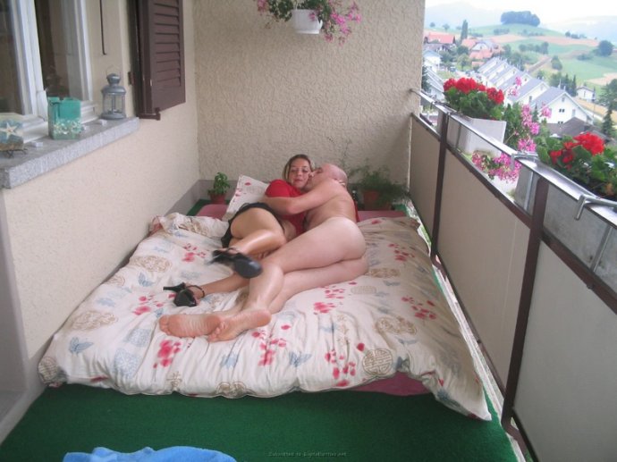 Домашнее развлечение лысого с подругой