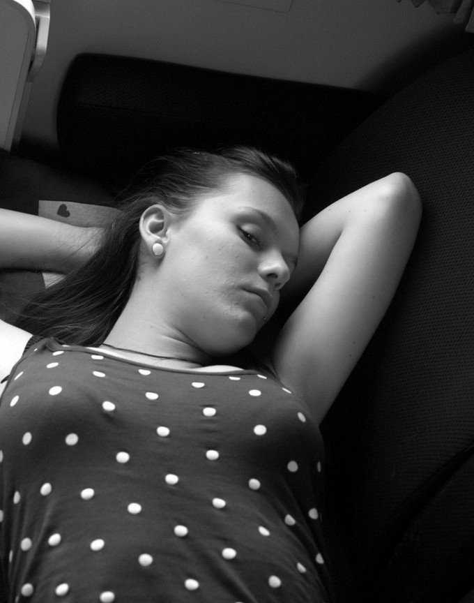 Откровенные фото молодой девушки ( 20 фото ню)