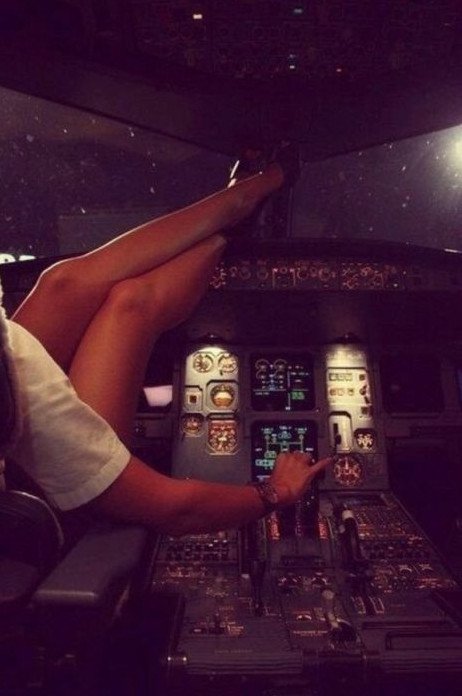 Фото: Девушки скучают на работе
