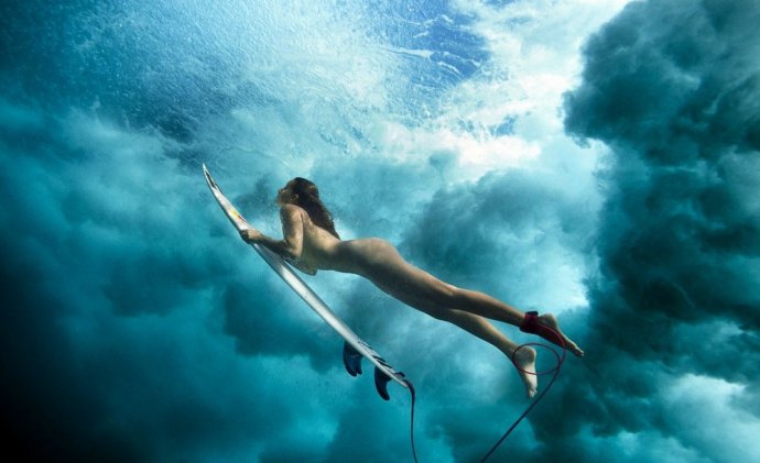 Фото: Обнаженные девушки на фоне воды