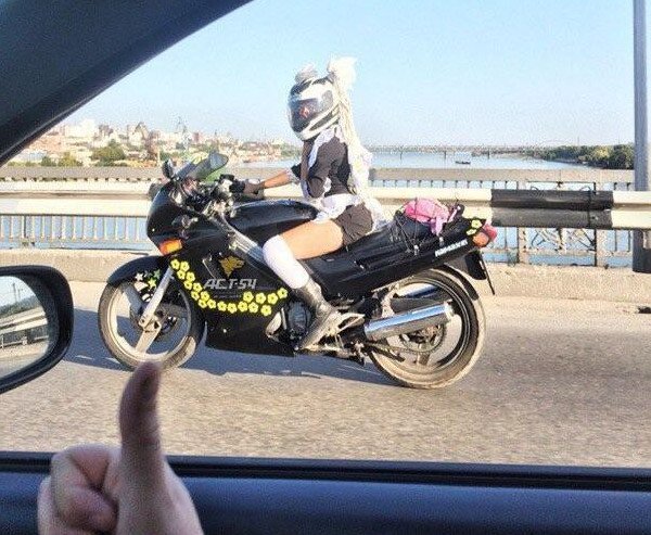 Фото: Слабенькие девушки на сильном байке