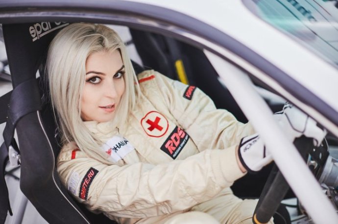 Автогонщицы изящные женщины на фото