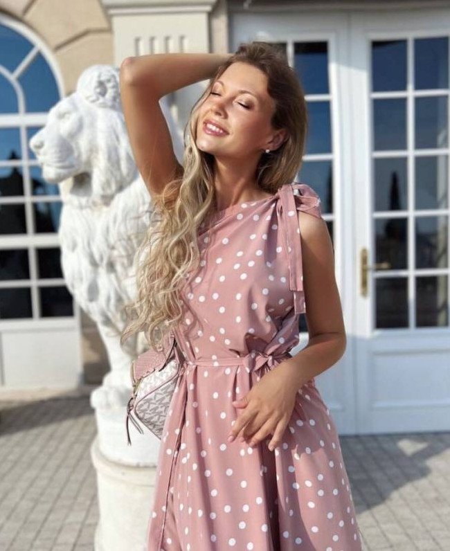 Очаровательная женщина на расхват на фото