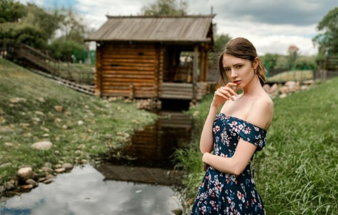 Очаровательная женщина с семечками на фото