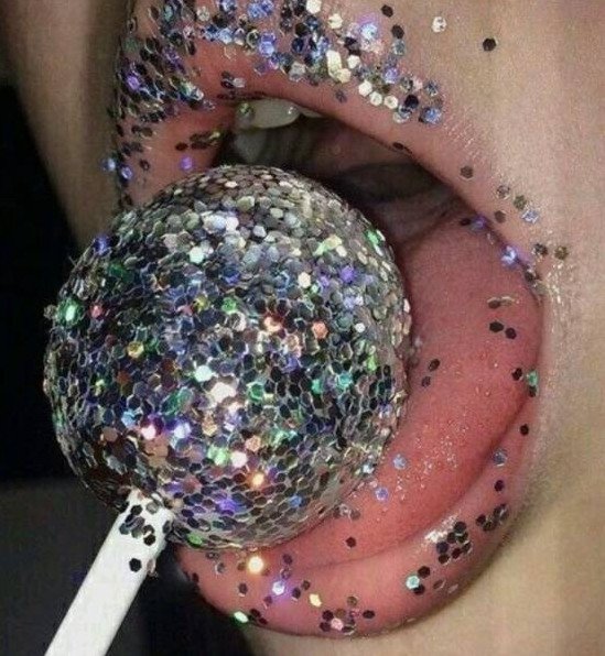 Блестящая очаровательная женщина на фото