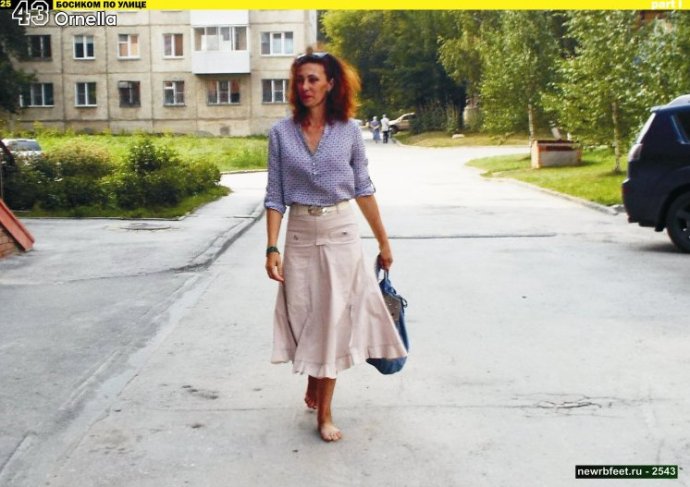 Красивые женщины босоногие в городке в летнюю пору на фото